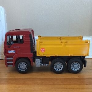 Bruder Tilting Flatbed Dump Truck